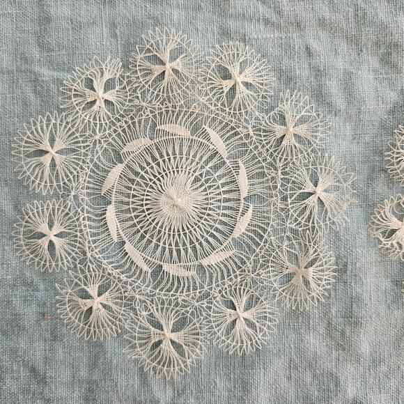 Vintage needle lace doilies pair 5" diameter - Picture 4 of 5